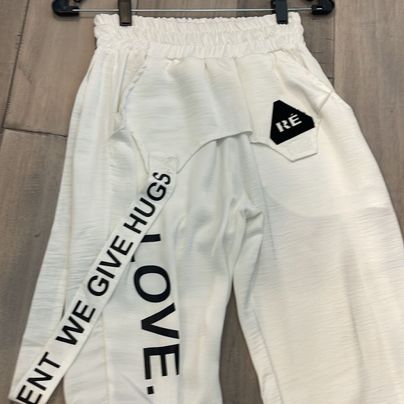 Something you won’t see !W&B , ties are attached by Velcro, side pocket on legs - Picture 2 of 4